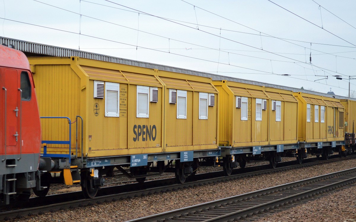 Die Fa. SPENO benutzt für ihre Schienenschleifzüge als Begleitwagen Wagentypen vom Einsteller WASCOSA vom Typ Lgkks, hier die drei zusammenhängenden Wagen 23 RIV 81 A-WASCO 444 5 009-1 Lgkks + 23 RIV 81 A-WASCO 444 5 010-9 + 23 RIV 81 A-WASCO 444 5 016-6 Lgkks mit den Aufenthalts- und Werkzeugcontainern am 13.11.15 Bhf. Flughafen Berlin-Schönefeld.