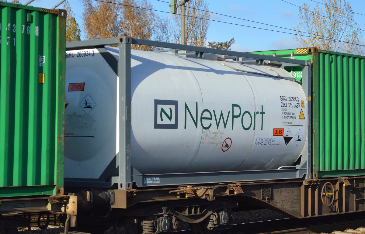 Die international tätige Intermodal Firma NewPort aus Singapore, Spezialist für Tankcontainer hier mit einem Kesselcontainer siehe UN-Nr. 80/3145 = ALKYLPHENOLS LIQUID, N.O.S. am 26.10.15 Bhf. Flughafen Berlin-Schönefeld.