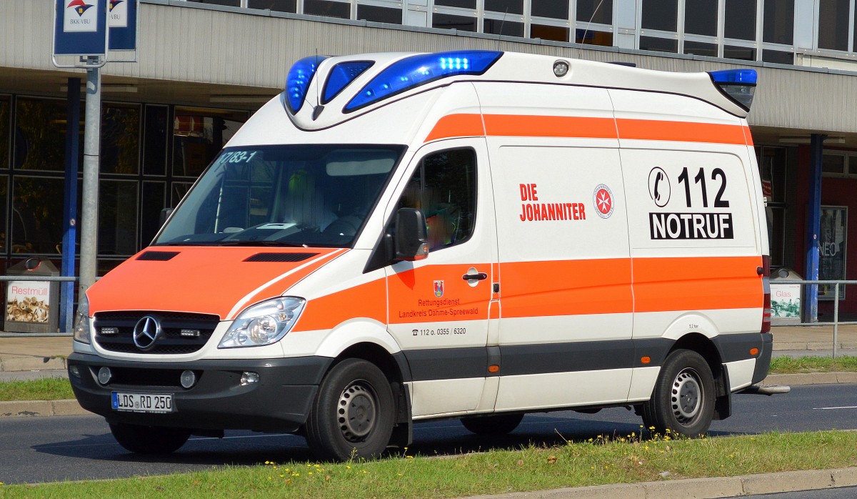Die Johanniter mit MB Sprinter RTW des Landkreises Dahme-Spreewald mit Blaulicht auf Einsatzfahrt am 16.09.14  Bhf. Flughafen Berlin-Schönfeld.