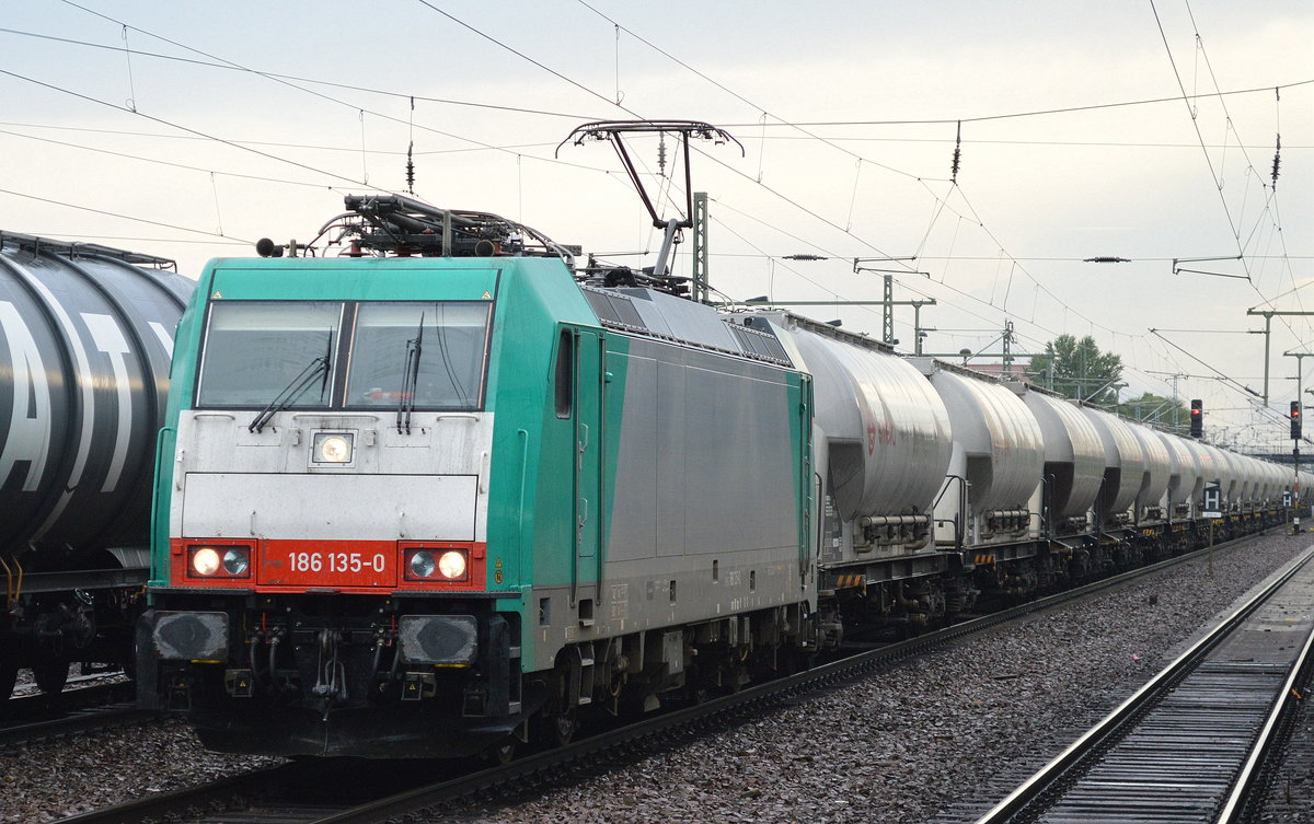 Die Mietlok 186 135-0 im Einsatz für die polnische Transchem Sp. z o.o. mit einem Ganzzug Staubgutwagen auf dem Rückweg nach Polen am 27.07.16 Bf. Flughafen Berlin-Schönefeld.