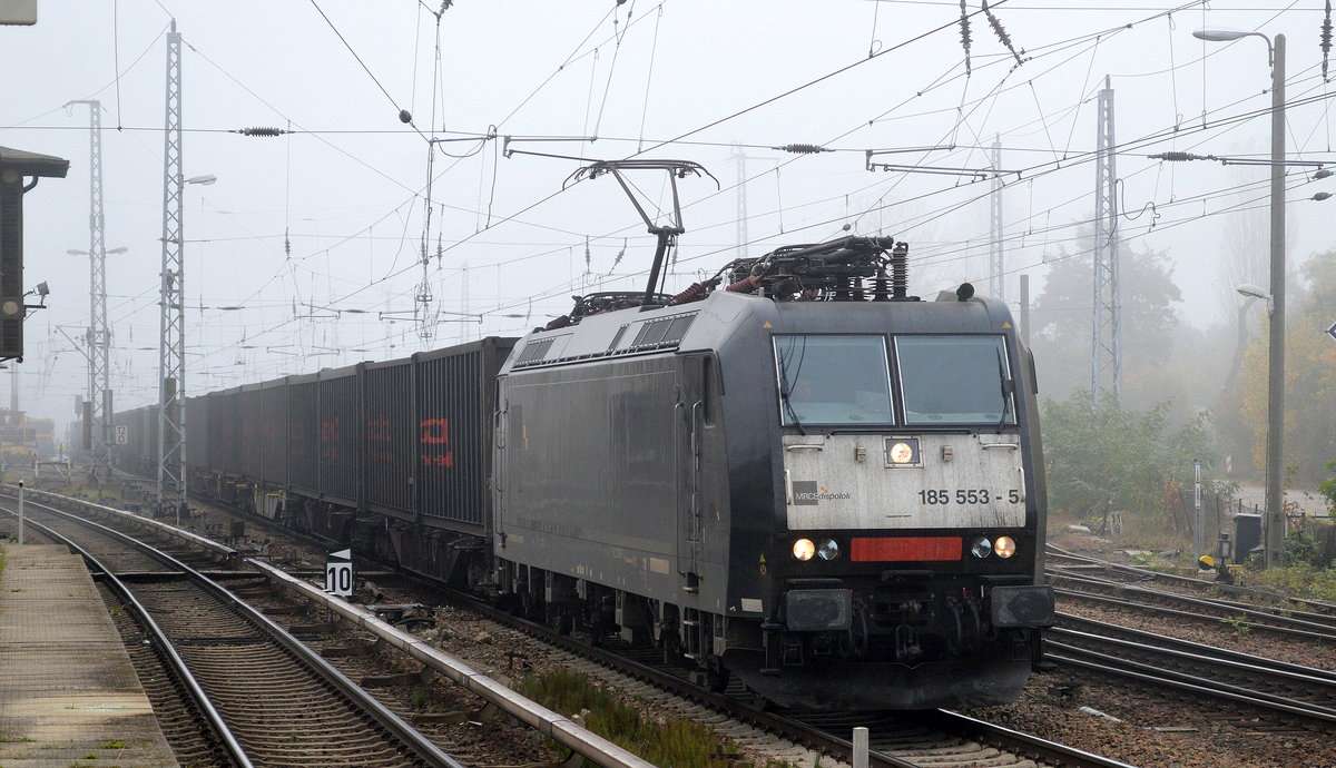 Die MRCE 185 553-5 zuletzt an NIAG vermietet? (unwahrscheinlich bei uns im Nordosten), meine Vermutung aktuell für CFL Cargo? da es sich hier um den ThyssenKrupp Containerzug handelt, eine seit langem klassische Leistung der CFL Cargo. HIer im Nebel am 19.10.17 Berlin Köpenick.