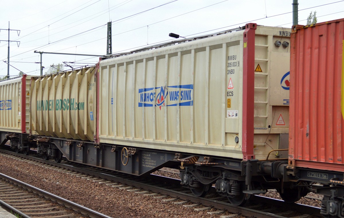 Die Niederländer mit BULK- und Spezialcontainer von VAN DEN BOSCH und NIJHOF WASSINK am 11.04.14 Bhf. Flughafen Berlin-Schönefeld.