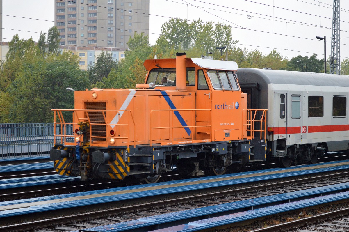 Die northrail-Mietlok 352 103-6 der DB mit zwei DB IC-Personenwagen Richtung Berlin-Rummelsburg am 14.09.15 Berlin Greifswalder Str.