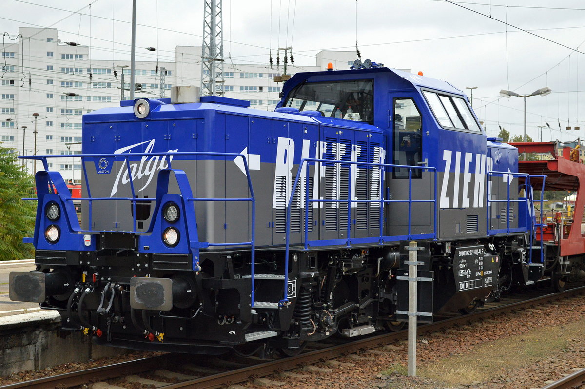 Die optisch neu gestaltete Hybrid Alstom 1002 021-6 der Fa. Talgo mit den drei PKW-Transportwagen der Fa. BTEX Richtung Talgo Betriebswerk Berlin Warschauer Str. ab Bf Berlin-Lichtenberg am 11.10.17