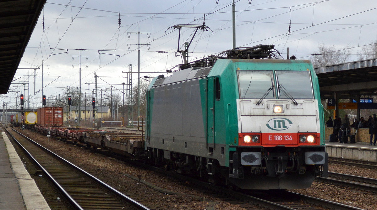 Die polnische ITL Lok 270 005-7/E 186 134 mit Containerzug Richtung Polen am 30.01.18 Bf. Flughafen Berlin-Schönefeld.