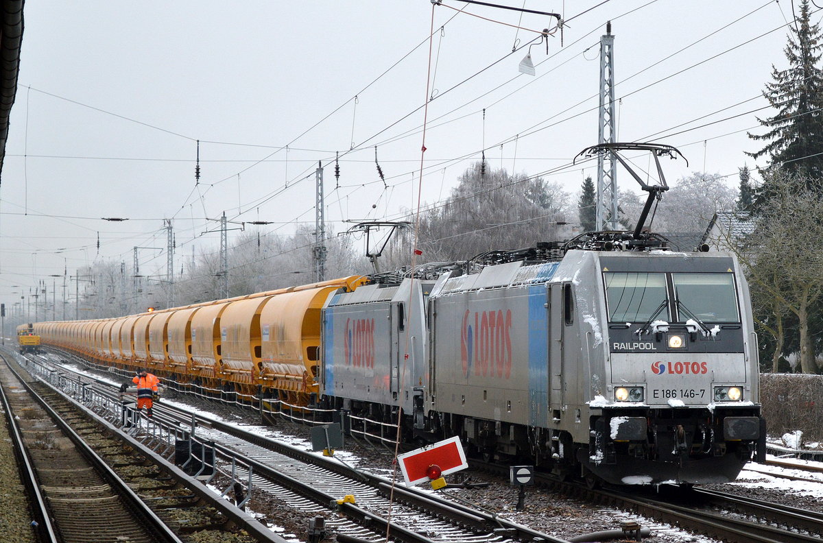 Die polnische LOTOS mit ihren beiden Railpool-Loks E 186 146-7 + 186 276-2 mit einem langen Ganzzug noch ganz neuer Drehgestell-Schüttgutwagen mit Schwenkdach und dosierbarer Schwerkraftentladung für Getreidetransporte vom Einsteller NACCO/A CIT Company am 18.01.17 Berlin-Hirschgarten.