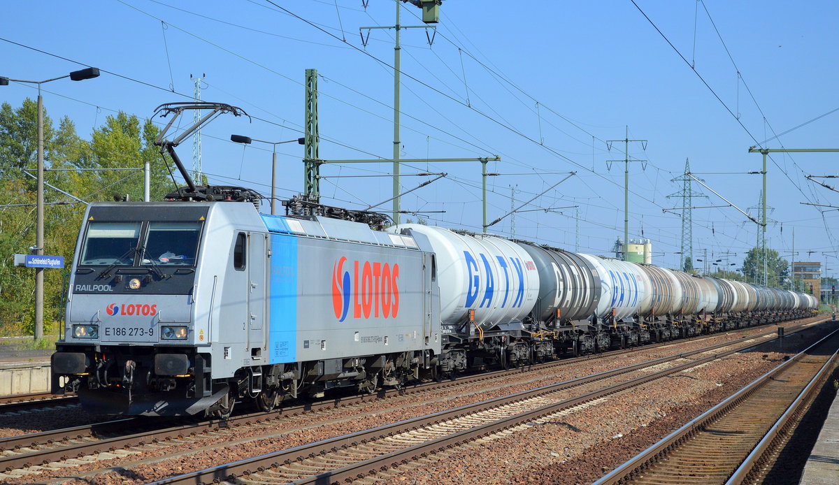 Die polnische LOTOS mit der Railpool Lok E 186 273-9 + Kesselwagenzug hielt kurz im Bf. Flughafen Berlin Schönefeld am 08.09.16, es erfolgte ein Personalwechsel bevor die Fahrt weiterging.