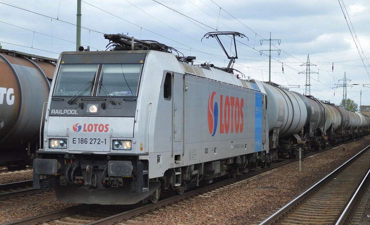 Die polnische LOTOS mit der Railpool-Lok E 186 272-1 und Kesselwagenzug am 10.05.17 Bf. Flughafen Berlin-Schönefeld.