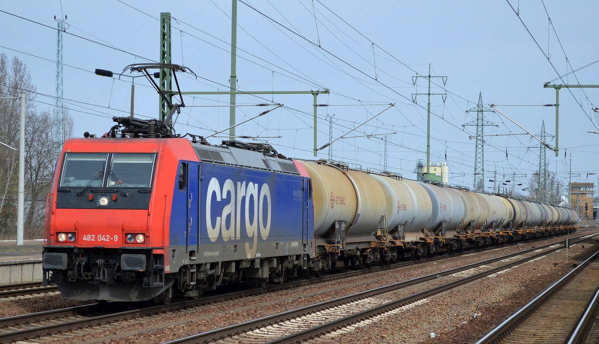Die Railpool 482 042-9 mit einem Kesselwagenzug (Xylole) am 03.04.16 Bhf. Flughafen Berlin-Schönefeld.