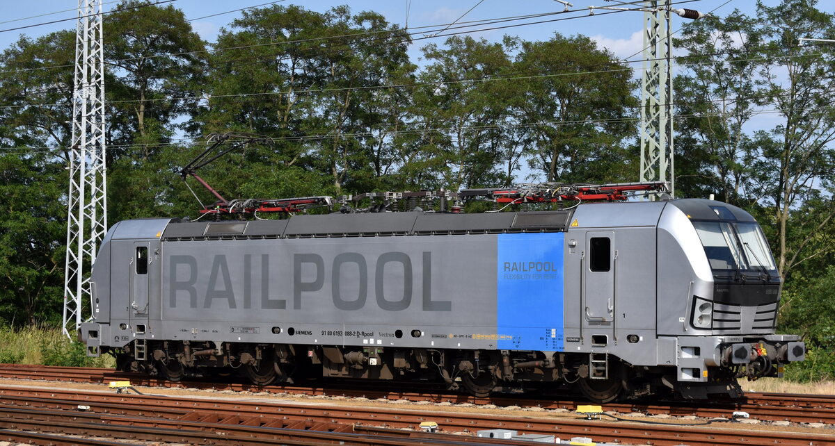 Die Railpool Lok  6193 088  [NVR-Nummer: 91 80 6193 088-2 D-Rpool], aktueller Leasingnehmer? hatte einen Tankcontainerzug zur Übergabe an das Werk  BASF Schwarzheide gebracht (es folgte Personalwechsel) u. übernahm einen Zug wieder zurück, 17.06.25 Höhe Bahnhof Ruhland.