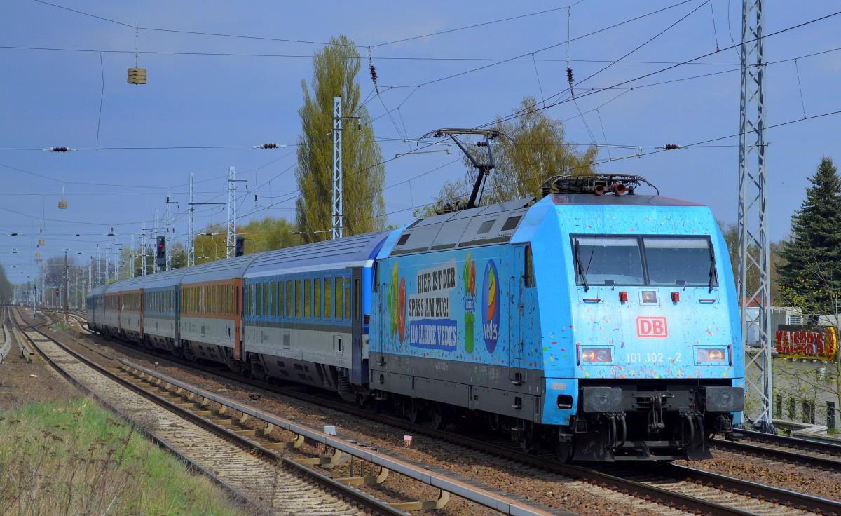 Die relativ neue (seit 22.02.14) Werbe 101ér 101 102-2 (Vedes-Werbug) passend farblich zu tschechischen Personenwagen bei Sonnenschein mit dem EC 379 am 07.04.14 Berlin-Karow.