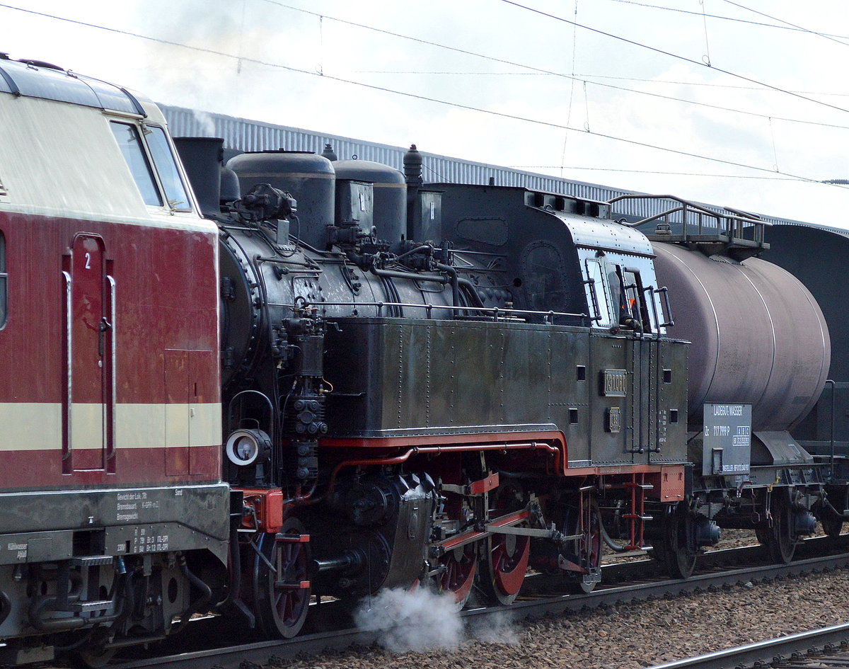 Die rumänischen IBF Miet-Dampflok 131.060 (9080 0 075 998-9 D-IBF, Resita Werke Baujahr 1942) und drei historischen Güterwagen am Haken von ITL 118 552-9 (228 585-6) am 18.04.16 Durchfahrt Bhf. Flughafen Berlin-Schönefeld.