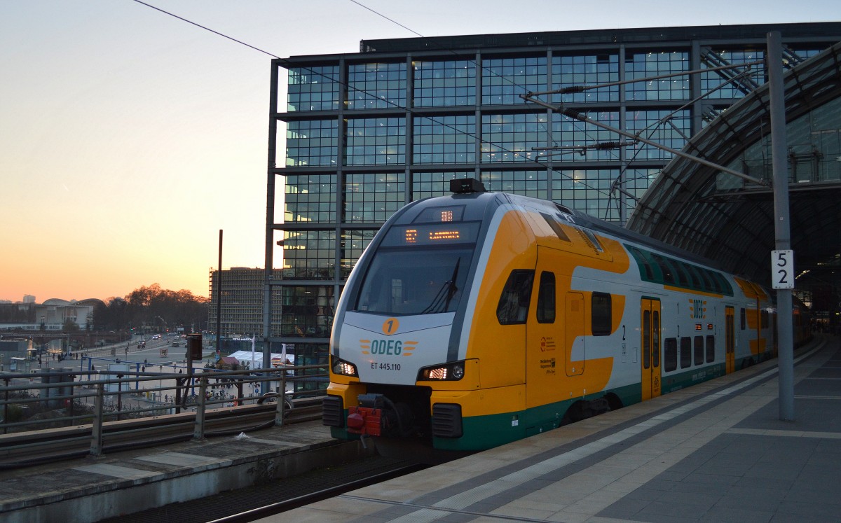 Die Sonne geht am Berliner Hbf. unter und ein RE2 nach Cottbus mit ODEG ET 445.110 fährt gerade aus dem Bhf., 09.12.14