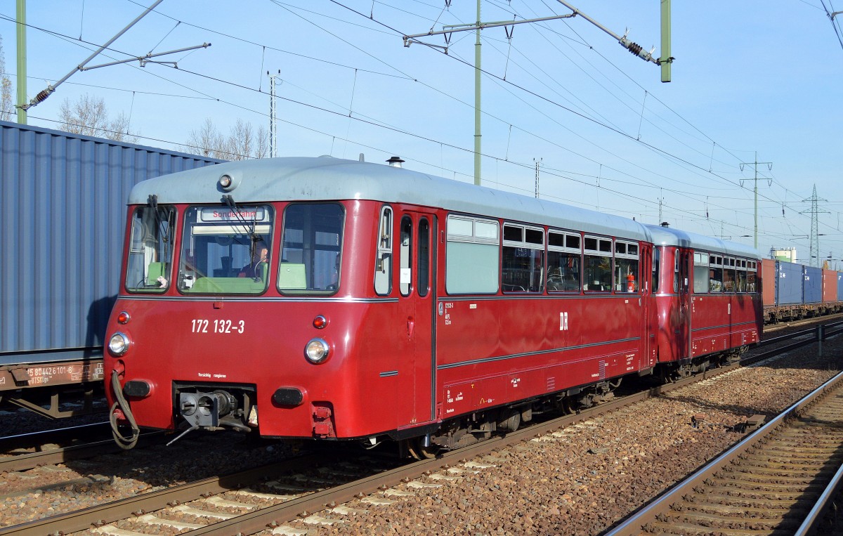 Die Traditionsgemeinschaft Ferkeltaxi e.V. mit ihren Fahrzeugen 172 132-3 + 172 171-1 auf Sonderfahrt am 02.11.15 Bhf. Flughafen Berlin-Schönefeld.