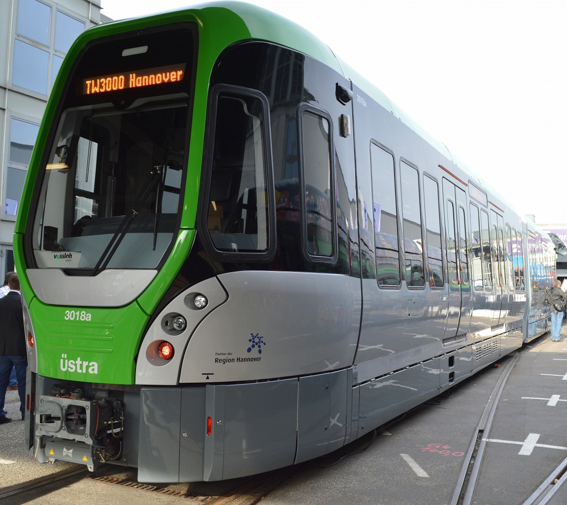 Die üstra Hannoversche Verkehrsbetriebe AG hat diese neue Straßenbahn Typ TW 3000 einem Firmenkonsortium in Auftrag gegeben bestehend aus der Fa. Vossloh Kiepe (elekt. Ausstattung), Alstom Transport (fahrgestelle und Räder und der Fa. HeiterBlich aus Leipzig für die Wagenkästen, 24.09.14 Inno Trans Berlin.