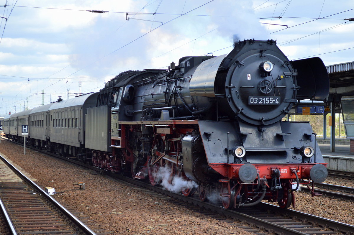 DIE WFL 03 2155-4 der IG Dampflok Nossen e.V. mit historischen Zug unterwegs am 18.04.16 Durchfahrt Bhf. Flughafen Berlin-Sch�nfeld.