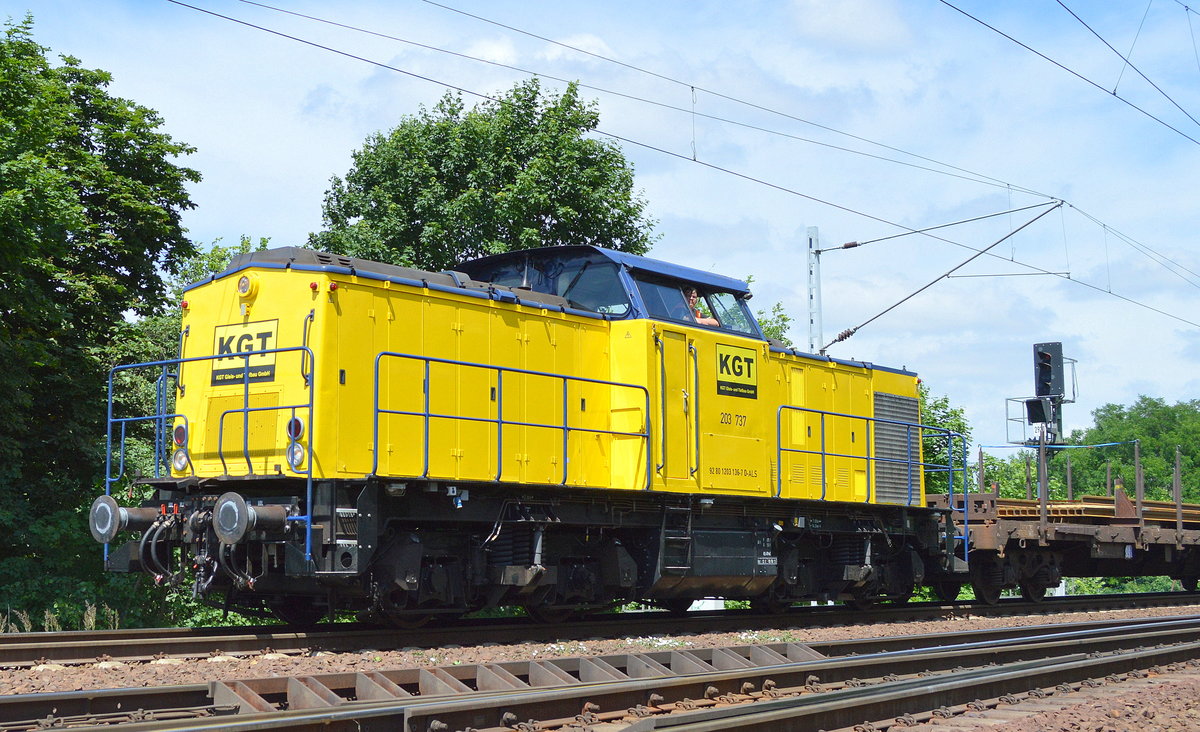 Die zu diesem Zeitpunkt neu in Berlin eingestzte ALSTOM Mietlok 203 737 (92 80 1203 136-7 D-ALS) für die Gleisbaufirma KGT Gleis- und Tiefbau GmbH hier mit einem Langschientransport am 14.06.17 Berlin-Wuhlheide. Viele Grüße an den Tf.