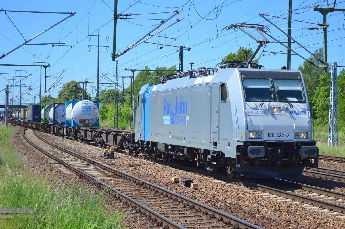 Die zweite der relativ neu bei der RTBC-Lokflotte befindlichen Railpool-Mietloks, 186 422-2 (91 80 6186 422-2 D-Rpool, Bombardier Bj.2015) mit Containerzug am 05.06.15 Bhf. Flughafen Berlin-Schönefeld.