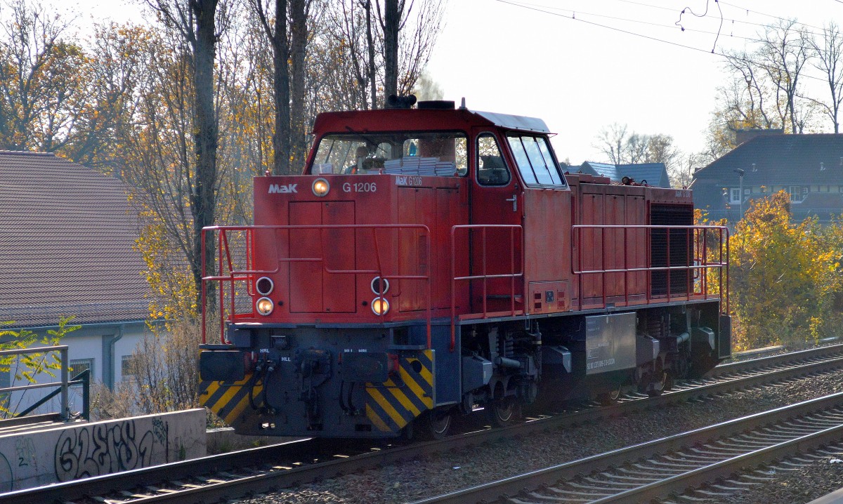 Diese rote MaK G 1206 (275 809-2) ist für LOCON unterwegs, 07.11.14 Berlin-Karow. 