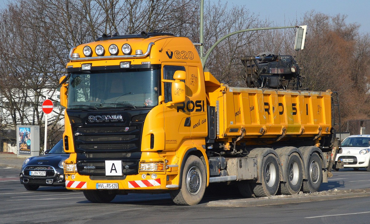 Diesen prachtvollen leistungsstarken SCANIA V8 R620 Kipper (Selbstlader) der Fa. Rosemarie Schmidt haben ich vor ein paar Jahren schon mal gesichtet, ein schöner Anblick am 27.02.15 Richtung Berlin Westhafen.