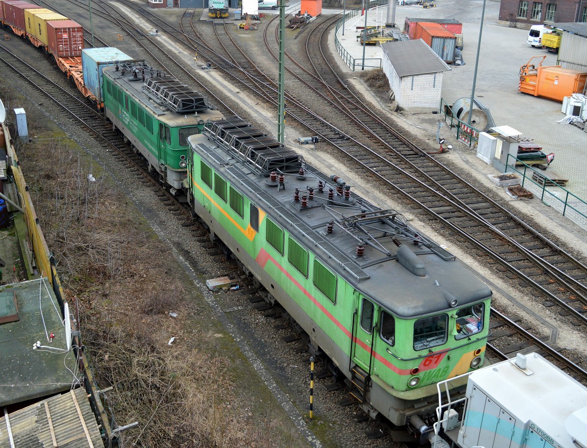 Diesmal ist der jeden Montag am Vormittag in Berlin Westhafen ankommende Containerzug durch eine EGP Doppeltraktion von 142 118-9 + 142 150-2 gefahren worden, hier wird der Zug samt Loks auf das Rangier- und Abstellgelände des Berliner Westhafens gebracht, 23.02.15