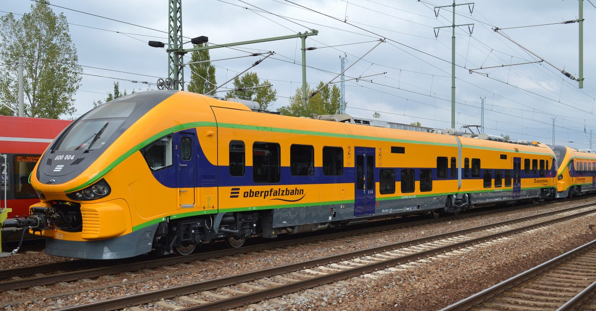 Direkt hinter Schutzwagen und RailAdventure Lok 139 558-1 der fabrikneue und wunderschöne in Polen gebaute PESA LINK II für die Oberpfalzbahn mit der Nr. 600 004 (95 80 0632 004-7 D-RBG/95 80 0632 504-6 D-RBG) am 11.09.14 Bhf. Flughafen Berlin-Schönefeld.