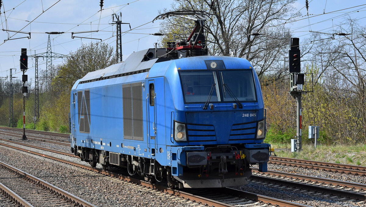 Dispo-Tf Rail GmbH, Berlin [D] mit der geleasten northrail Vectron Dual Lok  248 045  [NVR-Nummer: 90 80 2248 045-7 D-NRAIL] am 14.04.25 Höhe Bahnhof Saarmund.