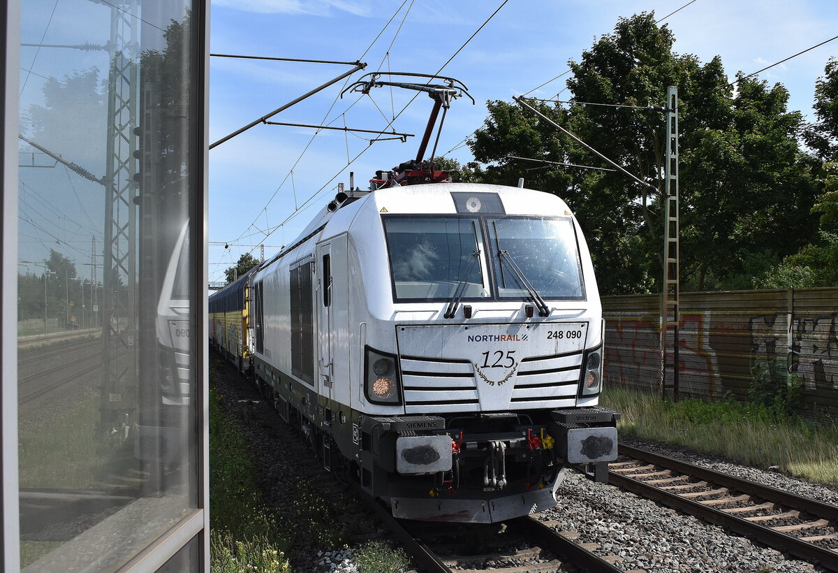 dispo-Tf Rail GmbH, Berlin [D] mit der geleasten Nortrail Vectron Dual   248 090  [NVR-Nummer: 90 80 2248 090-3 D-NRAIL] und einem geschlossenem PKW-Transportzug am 07.08.25 Durchfahrt S-Bahnhof Dedensen/​Gümmer.