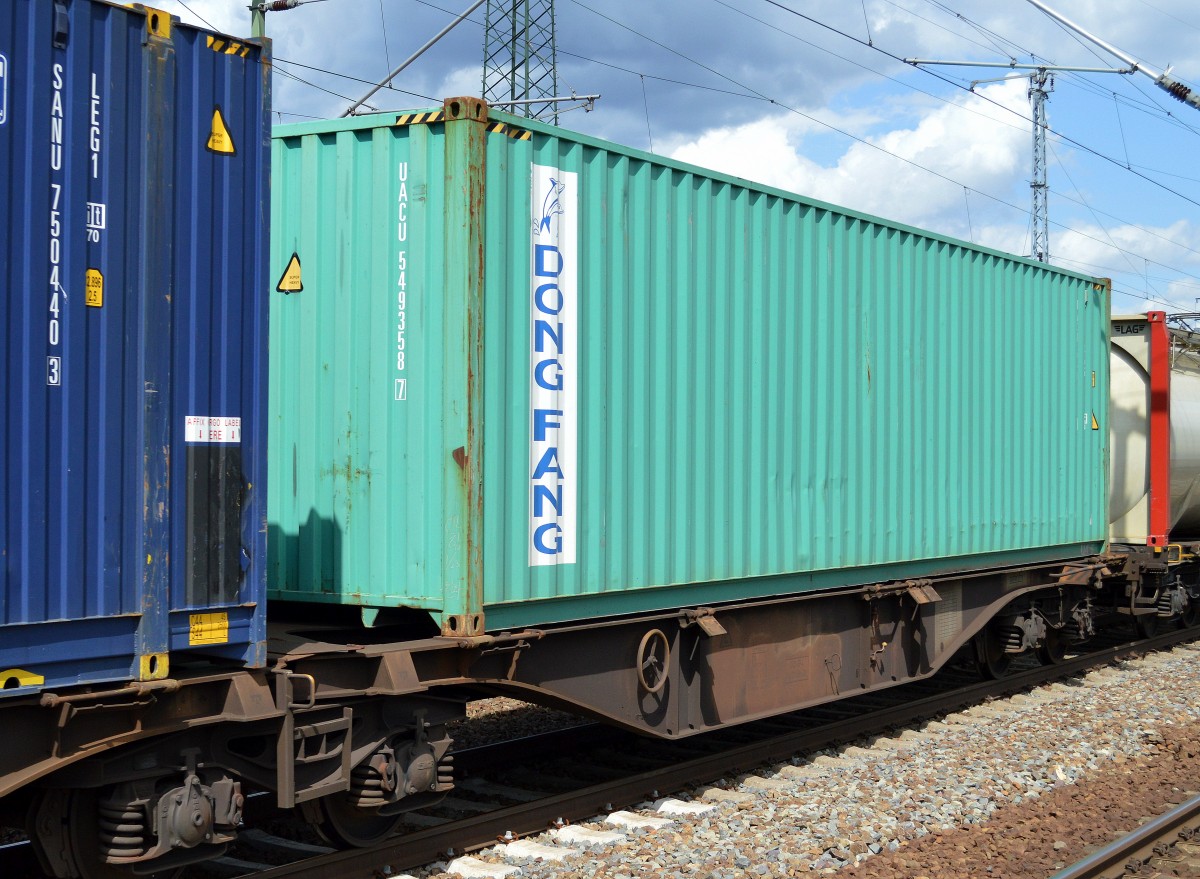 DONG FANG mit Delphinen im Firmenlogo, ist ein großes Container Leasing Unternehmen mit Sitz in Hong Kong mit der Bezeichnung Dong FangInternational Asset Mnagement Ltd., 12.08.14 Bhf. Flughafen Berlin-Schönefeld. 
