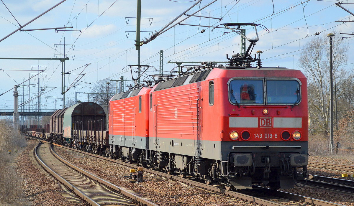 Doppeltraktion 143 019-8 + 143 837-3 mit einem Güterzug für Stahlerzeugnisse (leer) am 27.02.17 Bf. Flughafen Berlin-Schönefeld.