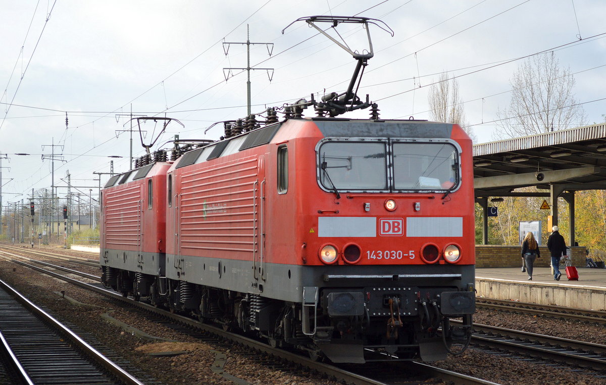 Doppeltraktion 143 030-5 (S Bahn Rhein Ruhr Logo) + 143 176-6 am 20.11.17 BF. Flughafen Berlin-Schönefeld.