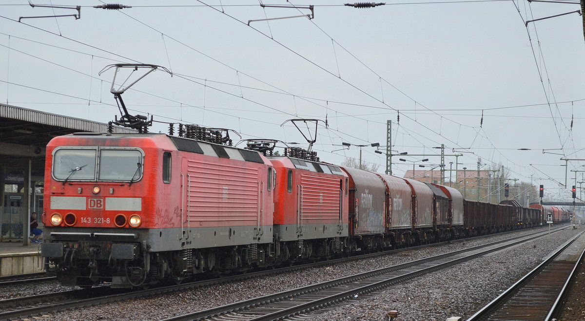 Doppeltraktion 143 321-8 + 143 ???-? mit gemischtem Güterzug am 29.03.17 Bf. Flughafen Berlin-Schönefeld.