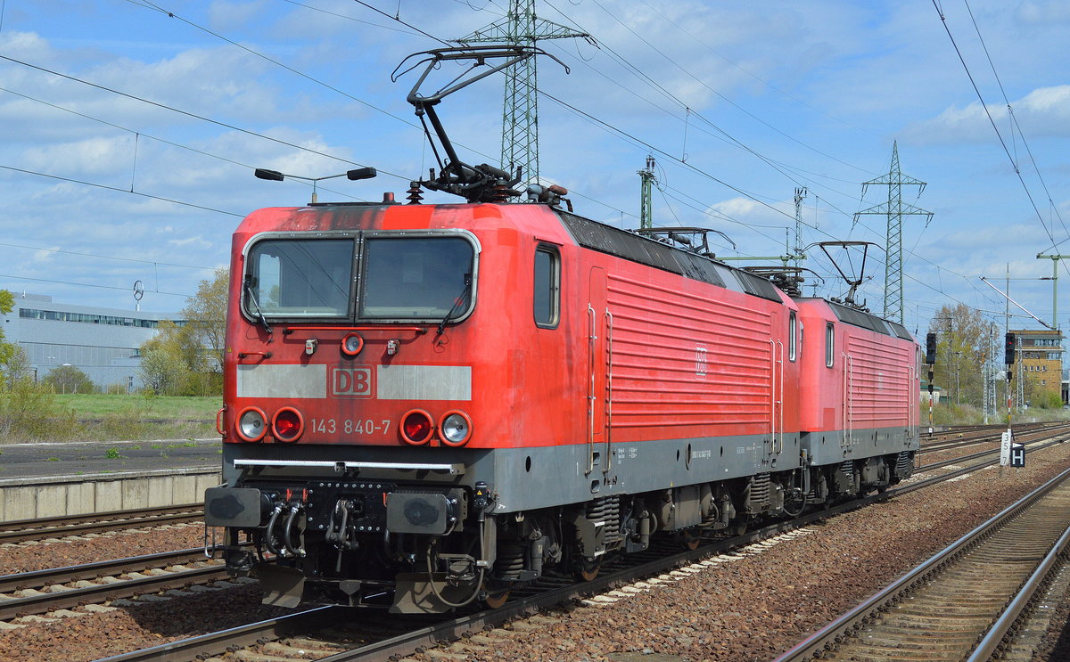 Doppeltraktion 143 926-4 + 143 840-7 Durchfahrt Bf. Flughafen Berlin-Schönefeld.