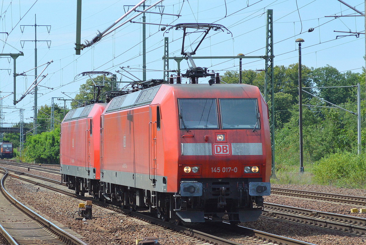 Doppeltraktion 145 017-0 + 145 003-0 am 30.07.17 Bf. Flughafen Berlin Schönefeld.