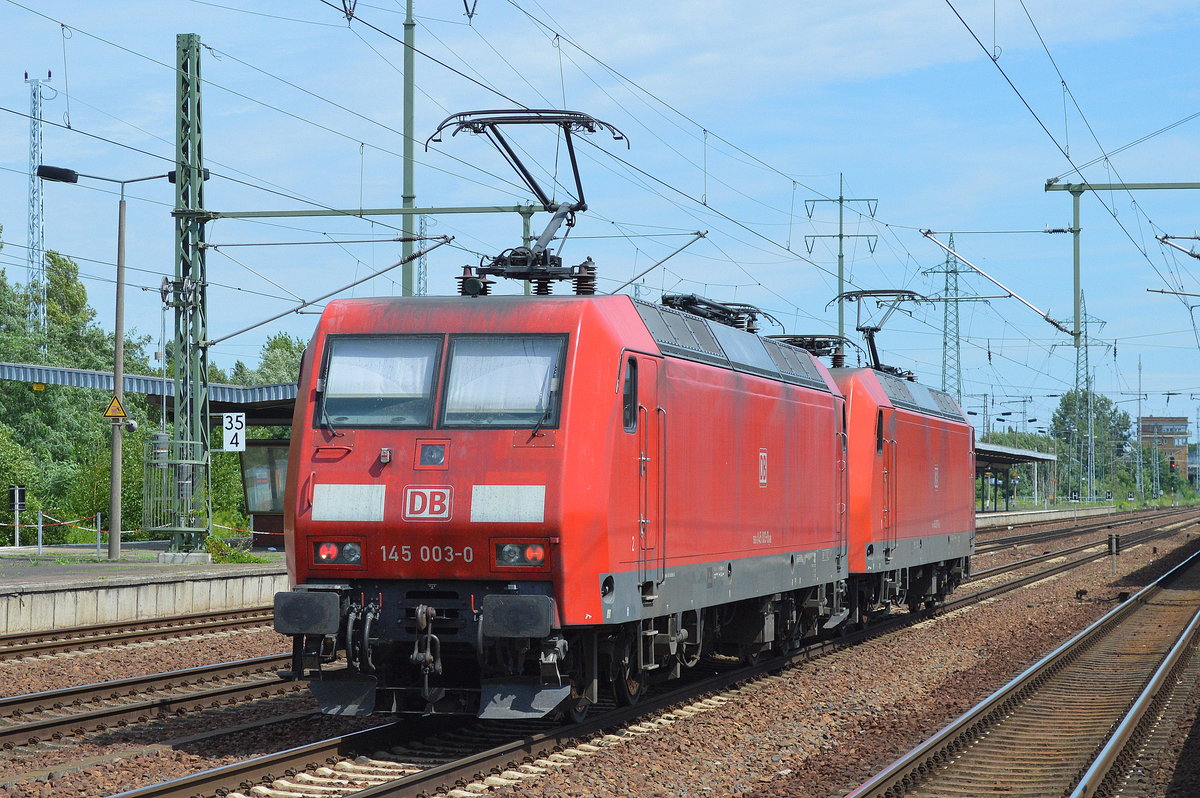 Doppeltraktion 145 017-0 + 145 003-0 am 30.07.17 Bf. Flughafen Berlin Schönefeld.