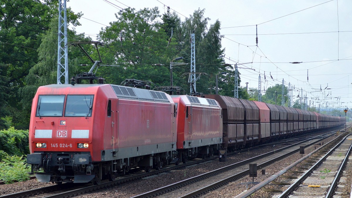 Doppeltraktion 145 024-6 und 145 005-5 mit Ganzzug Schüttgutwagen für Erztransporte am 13.07.15 Berlin-Hirschgarten. 