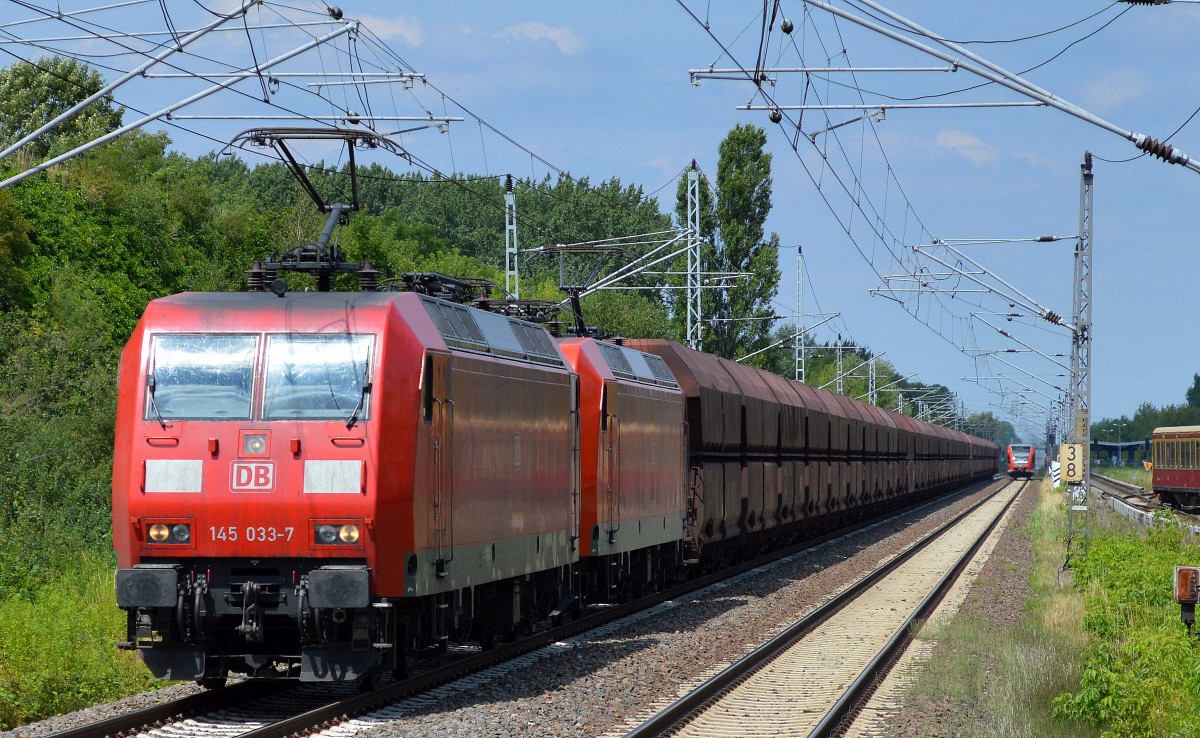 Doppeltraktion 145 033-7 + 145 022-0 mit Erzzug Richtung Süden am 03.07.14 Bhf. Berlin-Hohenschönhausen.