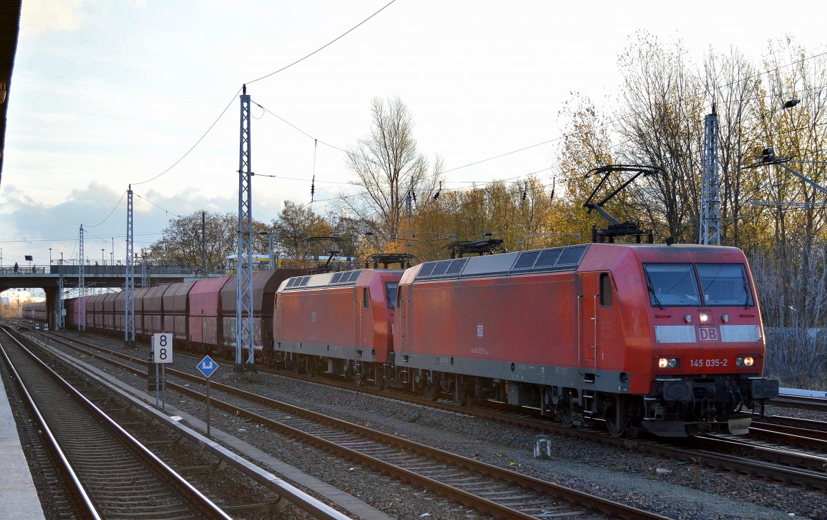 Doppeltraktion 145 035-2 + 145 XXX-X mit Ganzzug Schüttgutwagen am 12.11.15 Berlin-Springpfuhl. 