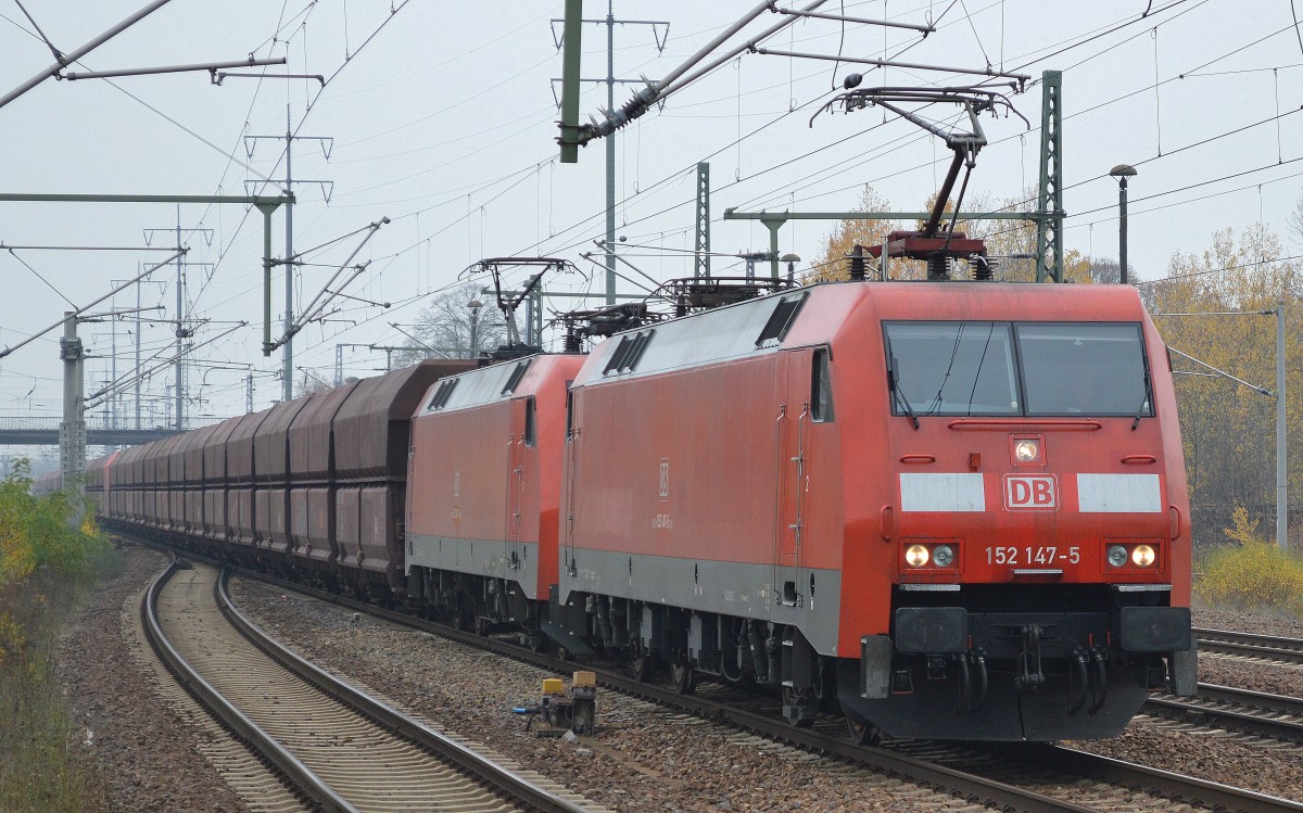 Doppeltraktion 152 147-5 + 152 068-3 mit langem Schüttgutwagenzug am 30.10.15 Bhf. Flughafen Berlin-Schönefeld.