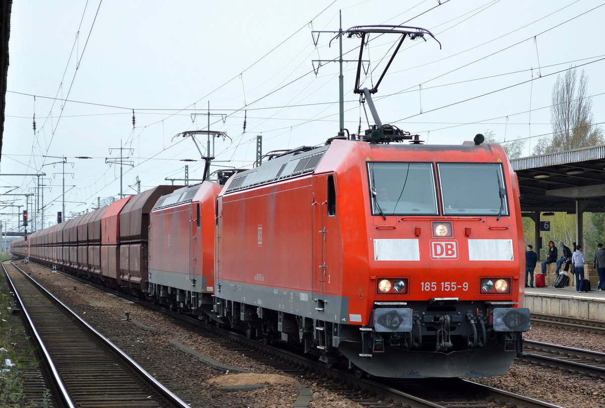 Doppeltraktion 185 155-9 + 185 195-5 mit Erzzug am 15.04.16 Bf. Flughafen Berlin-Schönefeld.