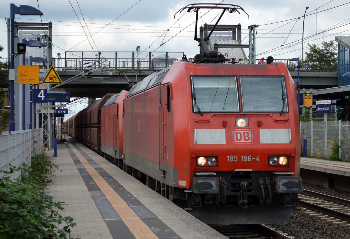 Doppeltraktion 185 186-4 + 185 XXX-X mit Erzzug am 23.09.15 Berlin-Hohenschönhausen.