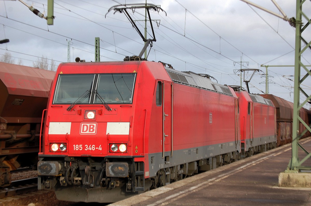 Doppeltraktion 185 346-4 + 185 357-1 mit langem Erzzug zum Personalwechsel am 28.11.13 im Bhf. Flughafen Berlin-Schönefeld.