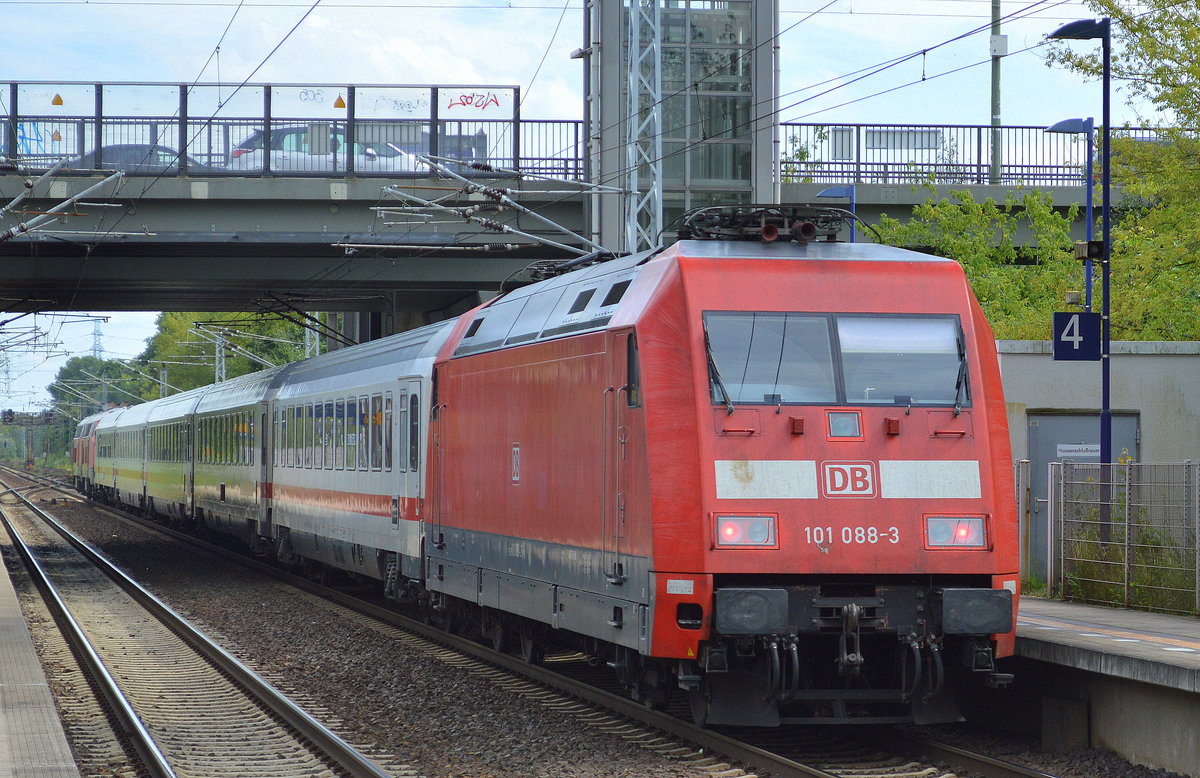Doppeltraktion 218 832-4 + 218 831-6 schleppen einen IC-Zug samt Schublok 101 088-3 wahrscheinlich erst mal Richtung BF. Berlin-Lichtenberg ab, 23.07.17 Berlin-Hohenschönhausen.