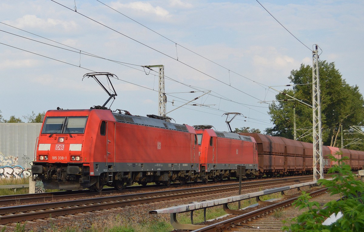 Doppeltraktion mit 185 338-1 + 185 359-7 mit ganzzug Schüttgutwagen Richtung Oranienburg am 07.08.15 Mühlrnbeck/Mönchmühle bei Berlin.