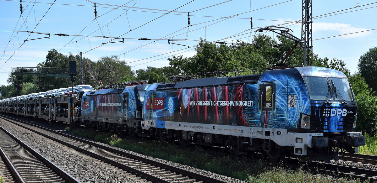 DPB Rail Infra Service GmbH mit Doppeltraktion mit der geleasten Railpool Vectron  193 804-2  [NVR-Nummer: 91 80 6193 804-2 D-Rpool] + der eigenen Vectron  1293 905 , Name:  Sonja  [NVR-Nummer: 91 81 1293 905-6 A-DPB] und einem PKW-Transportzug am 07.08.25 Höhe S-Bahnhof Dedensen/​Gümmer.