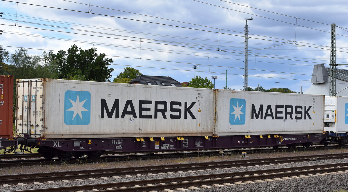 Drehgestell-Containertragewagen vom Einsteller RailReLease B.V. mit der Nr. 37 TEN 84 NL-RRL 4576 432-7 Sggnss-XL beladen mit Kühlcontainern in einem Ganzzug am 10.07.25 Höhe Bahnhof Magdeburg Hbf.