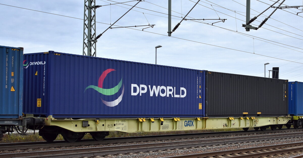 Drehgestell-Containertragwagen vom Einsteller GATX Rail Germany GmbH mit der Nr. 37 TEN 80 D-GATXD 4576 967-6 Sggnss (GE) in einem Containerzug am 04.11.25 Höhe Bahnhof Rodleben.