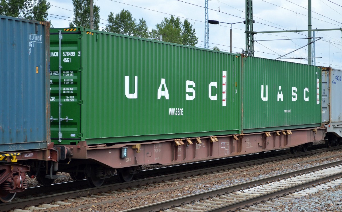 Drehgestell-Containertragwagen von METRANS s.a. mit der Nr. 33 TEN 554 CZ-MT 4576 107-5 Sggnss DOM.ST.: PRAHA-UHRINEVES am 26.06.14 Bhf. Flughafen Berlin-Sch�nefeld.