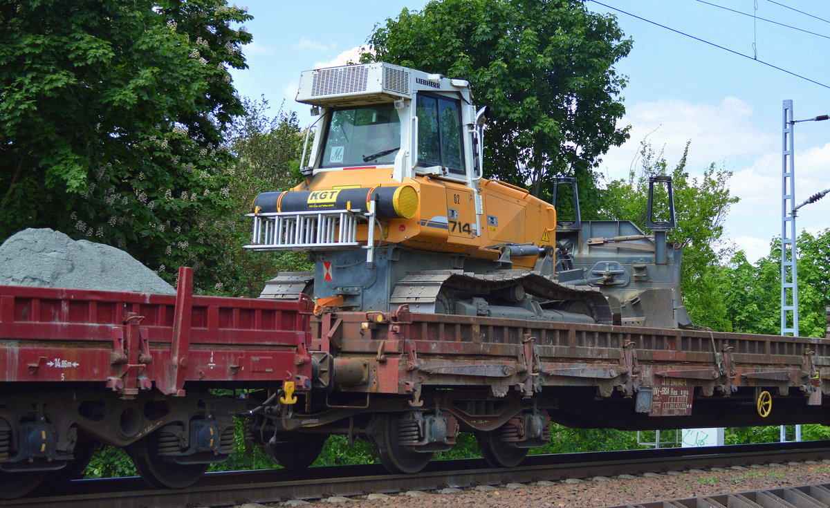 Drehgestell-Flachwagen beladen mit einer LIEBHERR Raupe Typ 714 der Fa. KGT am 22.05.17 Berlin-Wuhlheide.