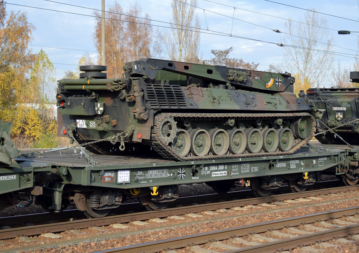 Drehgestell-Flachwagen der Bundeswehr beladen mit einem Bergepanzer 2 mit der Nr. 33 RIV 80 D-BW 3994 268-9 Bf. Muster (Örtze) Süd am 05.11.15 einem Militärtransportzug im Bhf. Flughafen Berlin-Schönefeld.